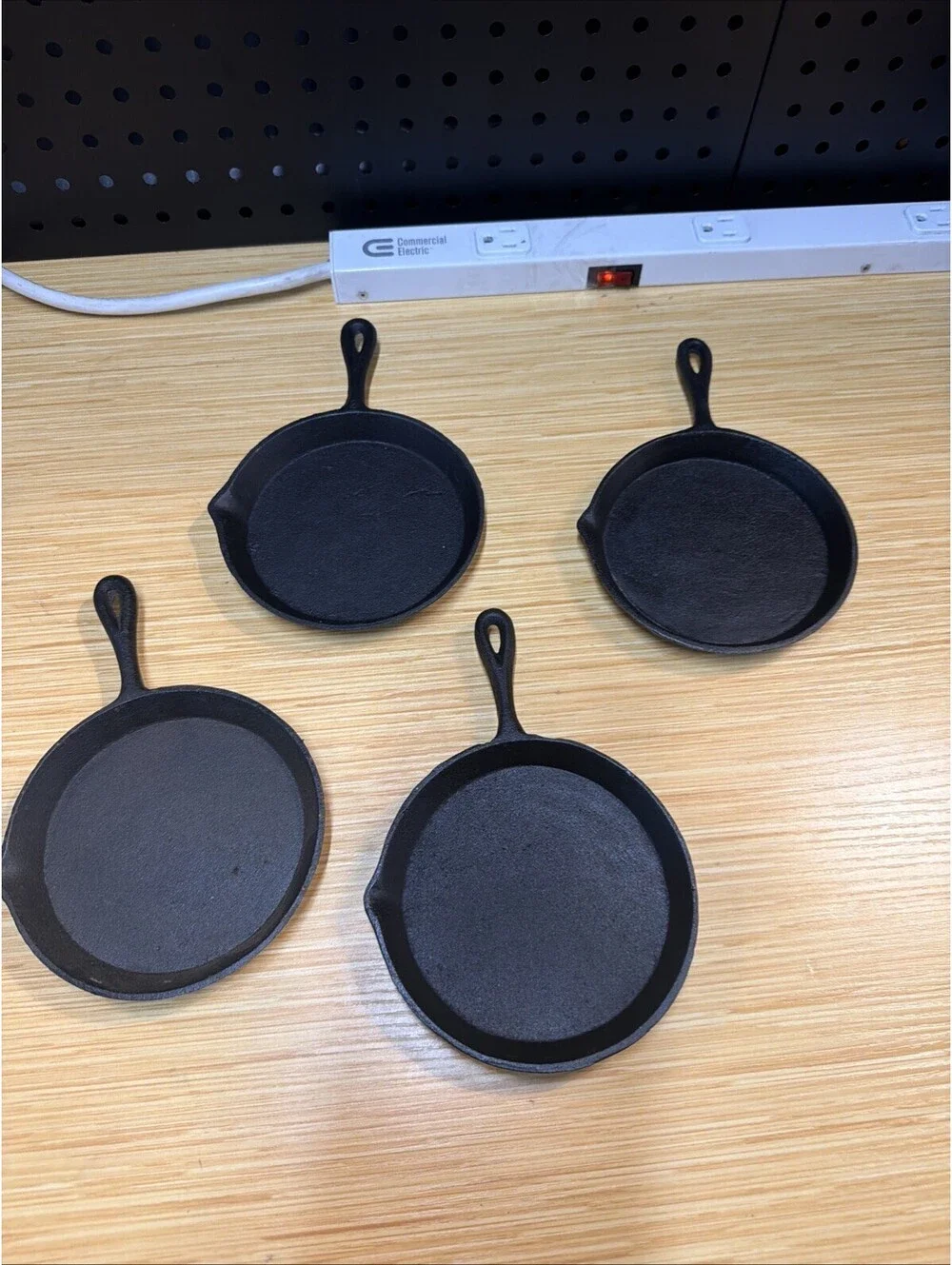 4 VTG Christmas House holiday Santa snowflake gingerbread Mini Cast Iron Skillet